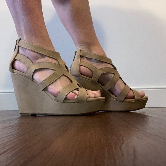 Tan Strappy Wedge Sandals with Back Zipper - Size 8 - Picture 2 of 4